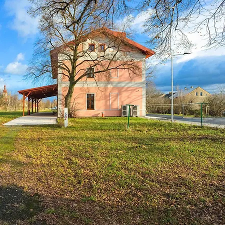 Nadrazi מלון Horni Jiretin